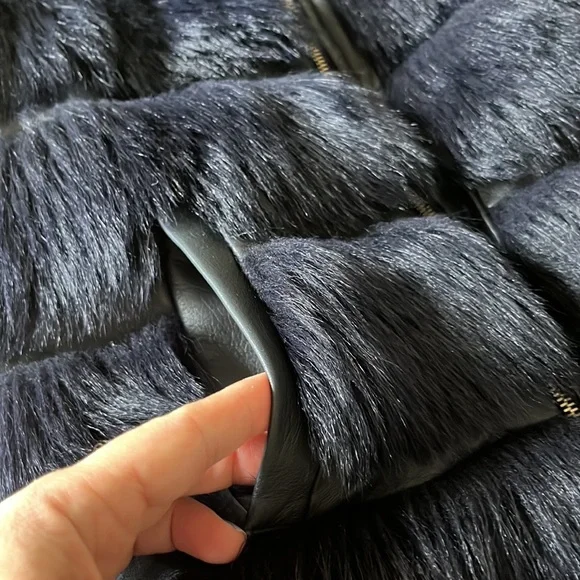 Stunning furry hooded vest - Picture 7 of 11